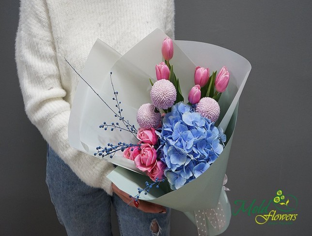 Букет с голубой гортензией и тюльпанами Фото
